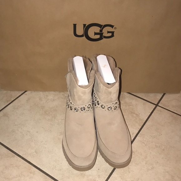 Women’s UGG ALISIA FAWN MINI BOOTS - Picture 3 of 9